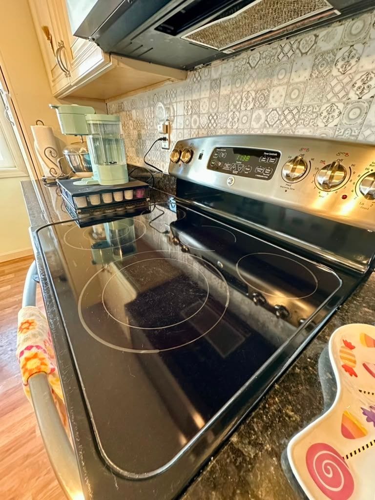 A cleaned cooktop with the burners and surrounding surface clear